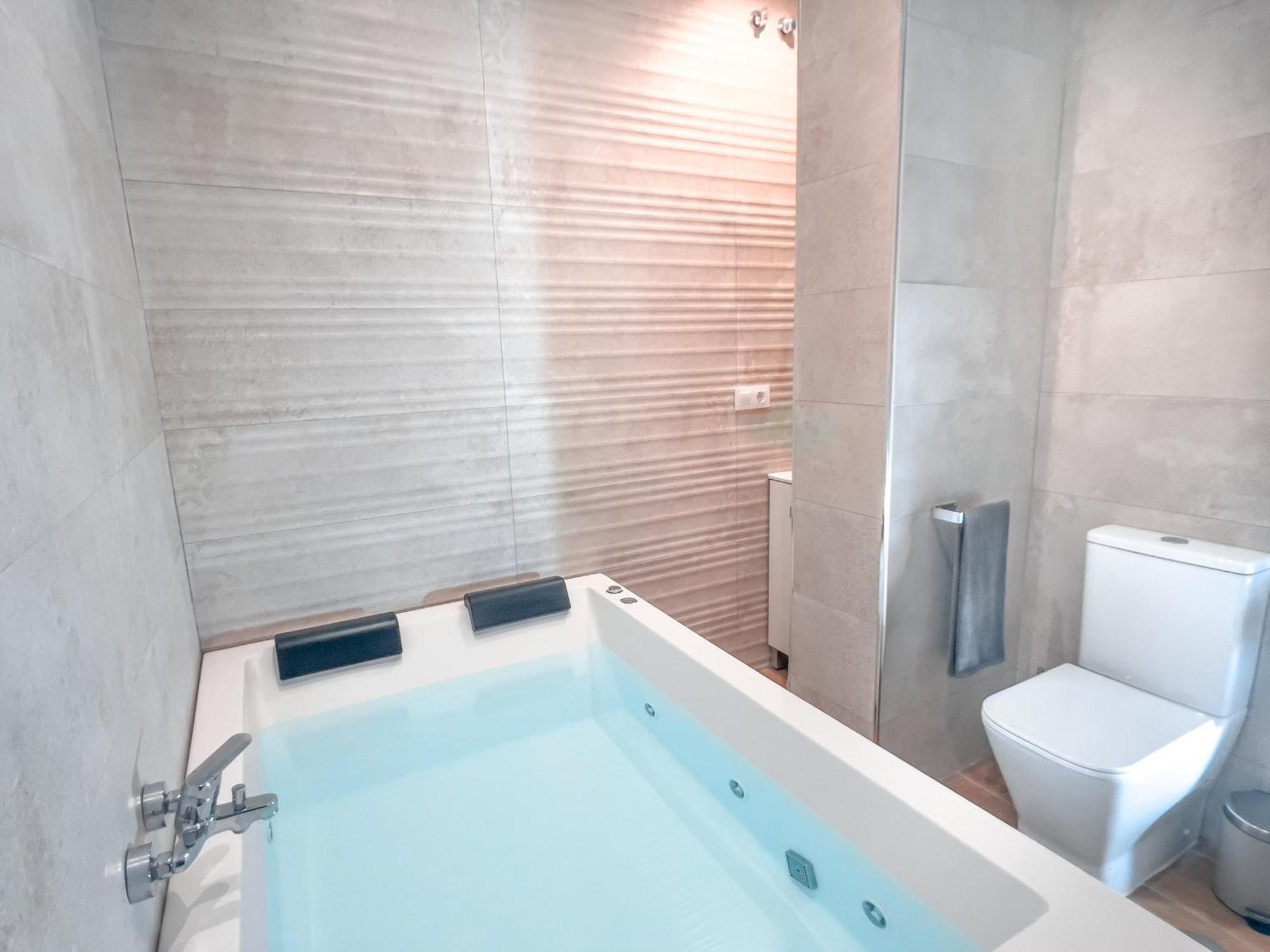 Acogedor Estudio En Triana Con Jacuzzi Y Wifi Seville Ngoại thất bức ảnh