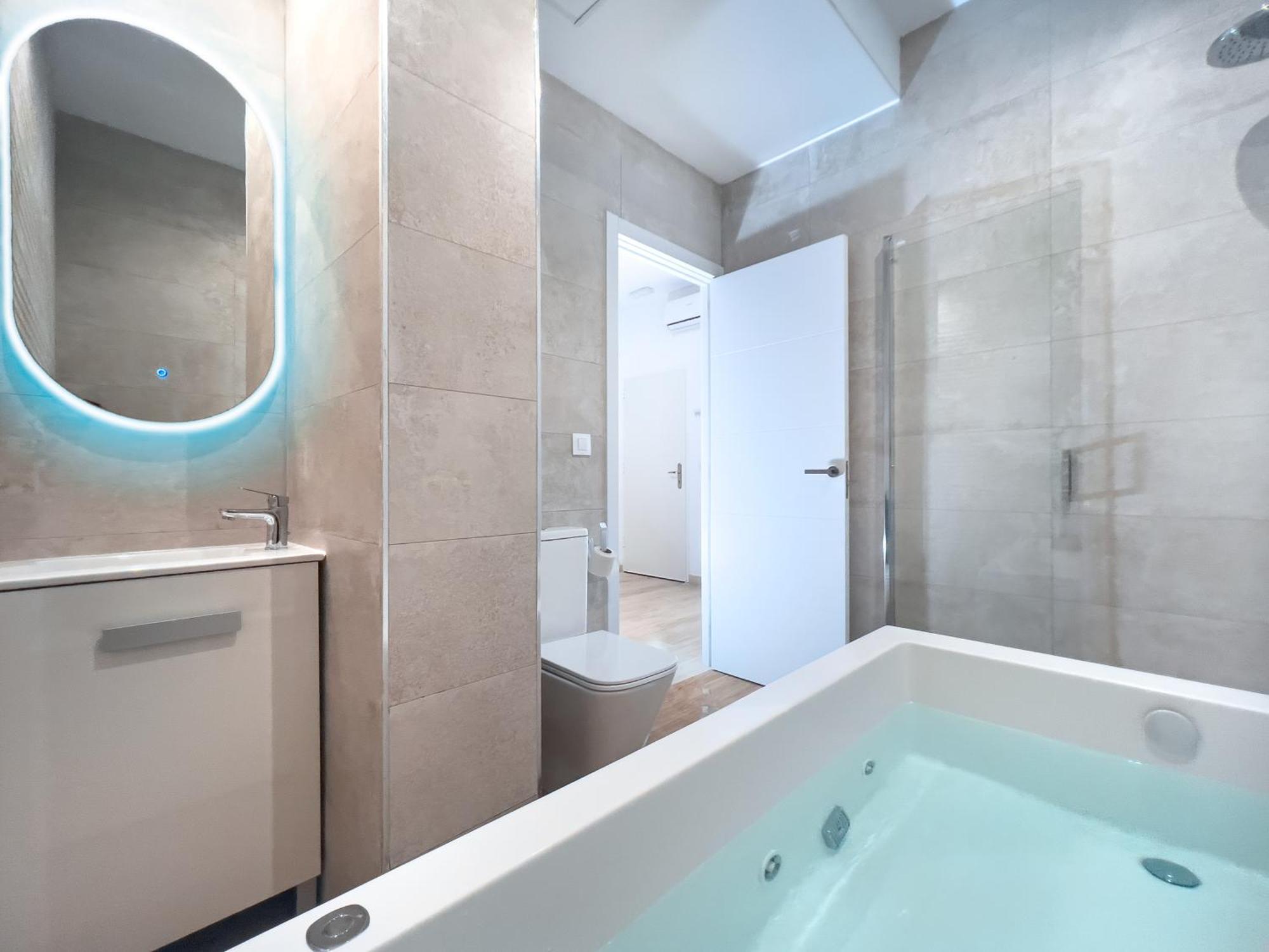 Acogedor Estudio En Triana Con Jacuzzi Y Wifi Seville Ngoại thất bức ảnh